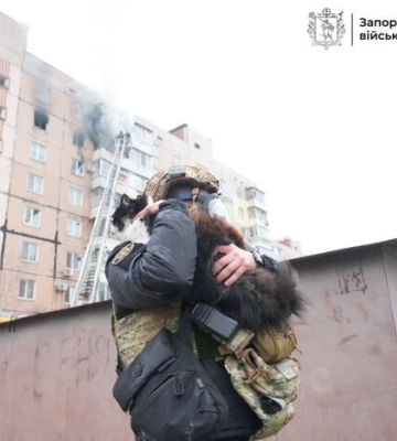 Рашисты ударили КАБами по Запорожью — повреждена многоэтажка (, )