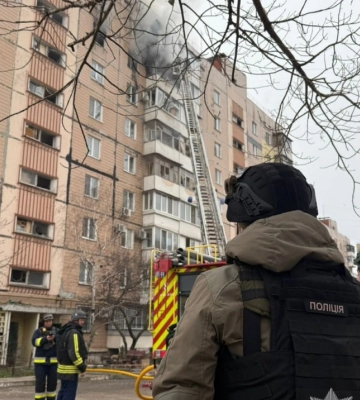 Росія вдарила по житловій багатоповерхівці у Запоріжжі – відео