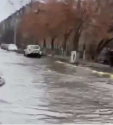 У Києві на бульварі Верховної Ради стався прорив водопровідної мережі