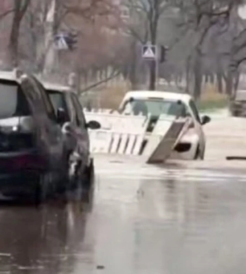 У Києві на бульварі Верховної Ради стався прорив водопровідної мережі