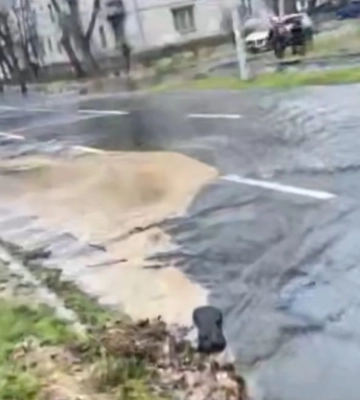 У Києві на бульварі Верховної Ради стався прорив водопровідної мережі