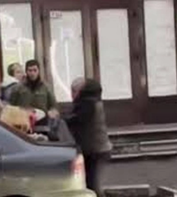 У центрі Дніпра невідомий побив двох людей (ВІДЕО)