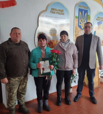 Отримати нагороду за життя не встиг: мамі полеглого захисника з Волині передали його відзнаку «Золотий Хрест»