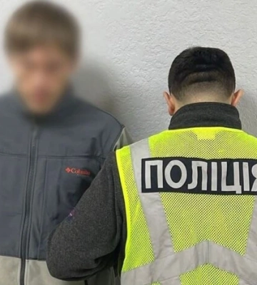 У Києві чоловік під час застілля задушив знайомого  кайданками