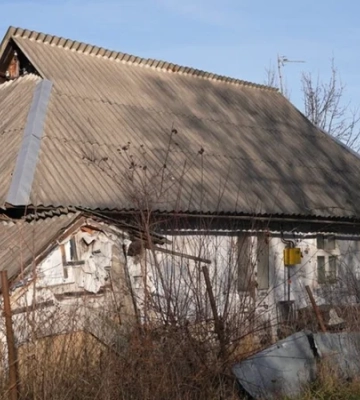 «Все просіло, є тріщини». В Івано-Франківській області ветерану виділили занедбану хату на пагорбі