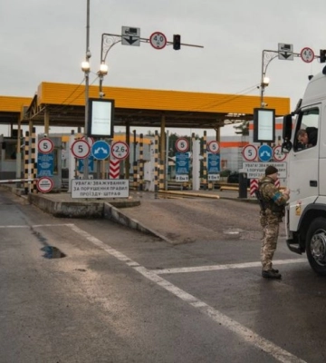 Прикордонники попередили про уповільнення оформлення транспортних засобів на кордоні з Польщею: причина