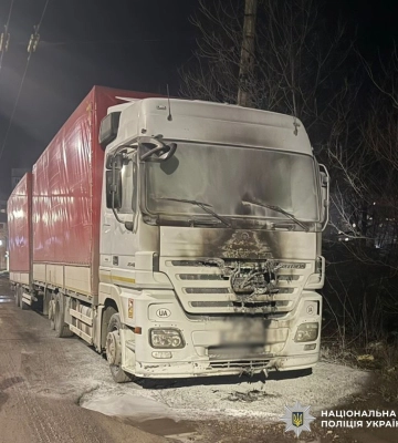 У Чернівцях затримано зловмисника, який підпалив припарковану на вулиці фуру