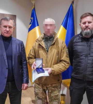 Богдан Андріїв вручив договір дарування на квартиру в Ужгороді поліцейському, який боронив Україну