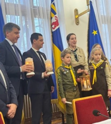 Закарпатські скаути передали Вифлеємський вогонь миру до обласної ради