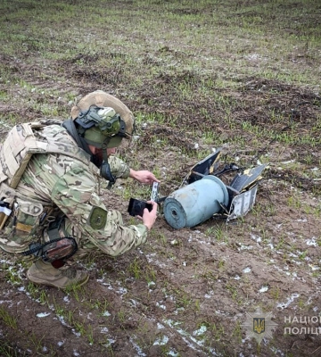 Вибухотехніки поліції знешкодили бойову частину ворожого безпілотника, який впав у полі й не вибухнув