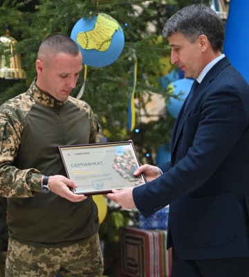 На Закарпатті ветеранам і родині загиблого захисника вручили сертифікати на житло