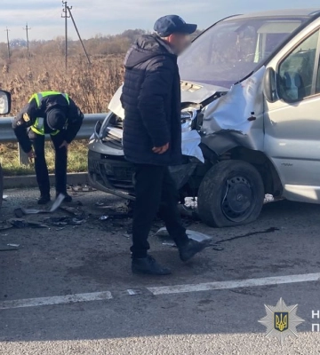 На Львівщині внаслідок карколомної ДТП потрапив до лікарні водій мікроавтобусу. ФОТО