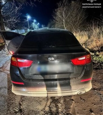 Фатальна «аварійка»: на Закарпатті нетверезий водій KIA сам видав себе патрульним