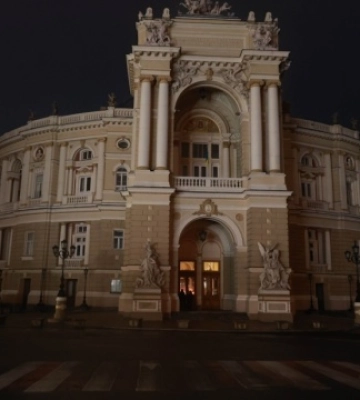 Через ворожий удар по Одесі постраждала жінка, частина міста - без світла, тепла та води