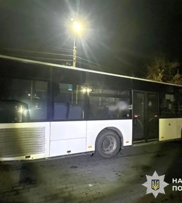 У Хмельницькому автобус практично на зупинці збив 57-річну жінку, - поліція