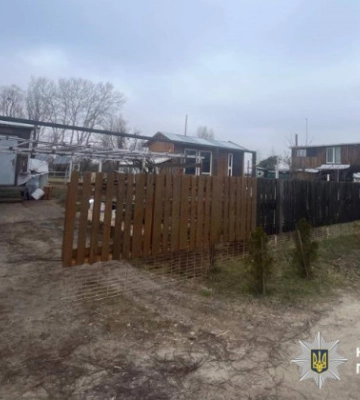В Киеве будут судить мужчину, который самовольно занял землю возле озера Алмазное и построил на ней дом