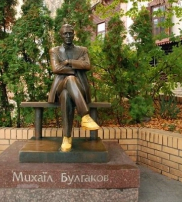 В Киеве демонтируют памятник Булгакову, Ахматовой и декоммунизируют еще 13 объектов