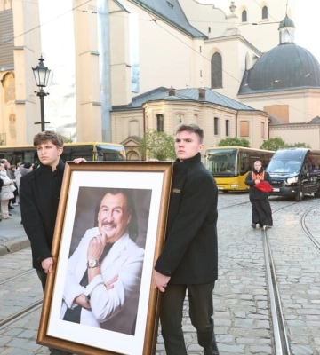 Аплодисменты, "Яворина" и толпы людей – во Львове проходит похорон Степана Гиги. Трансляция