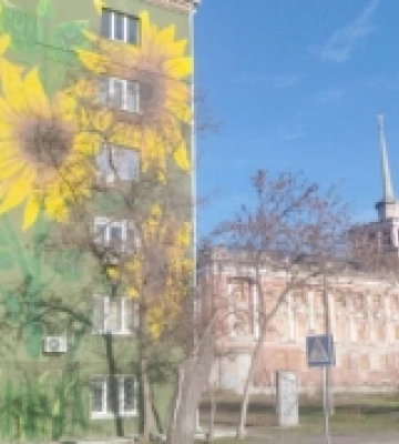 У Миколаєві на відновленому після обстрілів будинку з'явився стінопис