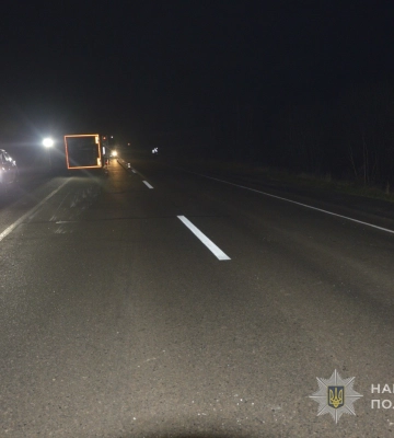 На Волині вантажівка наїхала на велосипедиста і перекинулася: травмувалося двоє осіб