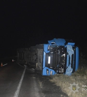 На Волині вантажівка наїхала на велосипедиста і перекинулася: травмувалося двоє осіб