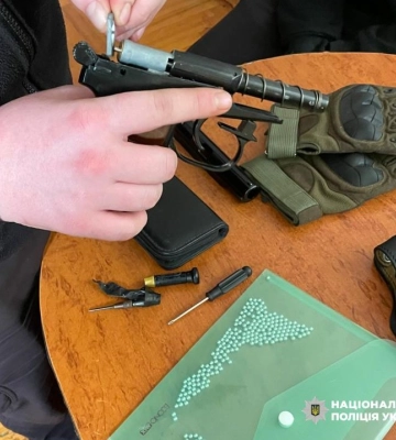 У Трускавці, що на Львівщині,  інспекторка поліції виявила пістолет у школяра, зброю вилучено