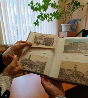 Науковій бібліотеці ЧНУ подарували унікальну колекцію історичних листівок