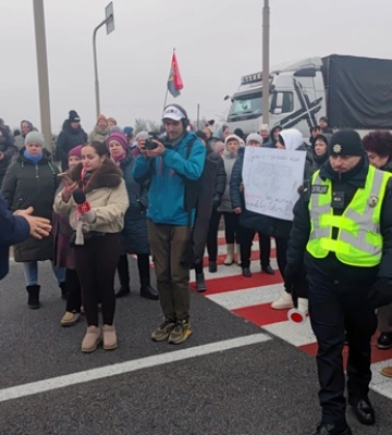 Под Житомиром перекрыли трассу из-за компенсаций за разрушенные дома