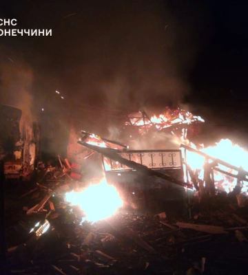 В Дружковке под повторную атаку российских дронов попали спасатели, которые тушили пожар на АЗС