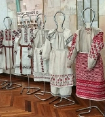 Виставку з етнографічної збірки Острозького музею представили в Нетішині під час встановлення рекорду України
