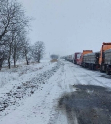 На трассе Одесса-Рени запретили движение грузового транспорта после удара рф
