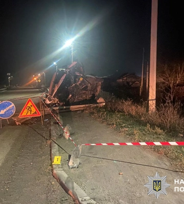 На Хмельниччині бусик напоровся на відбійник, внаслідок ДТП є поранений