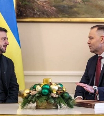 Навроцький під час зустрічі з Зеленським подарував йому двотомну книгу "Документи Волинського злочину"