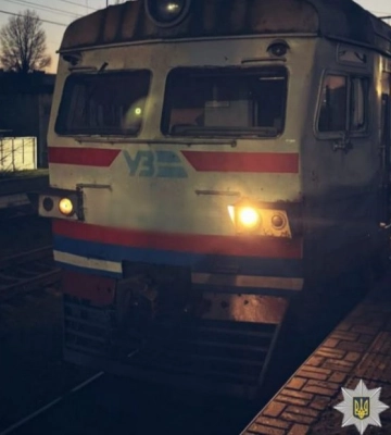 На Київщині 17-річний хлопець стрибнув під потяг та загинув