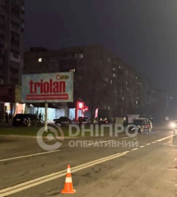 У Дніпрі на Метробудівській пішохід потрапив під колеса Toyota та загинув: відео моменту ДТП