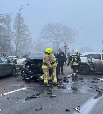 На трасі біля Рівного зіткнулося 8 авто: перекрито рух у напрямку Києва