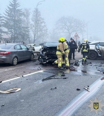 На Ровенщине произошло масштабное ДТП на трассе М-06 Киев - Чоп в направлении Киева