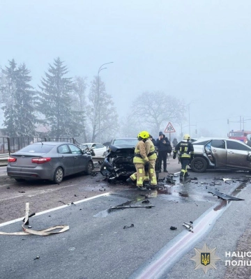 Рух перекритий: на місці ДТП поблизу Рівного працює поліція, рятувальники та медики