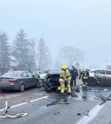 Серйозна аварія на Рівненщині: ДТП з вісьмома авто паралізувала трасу Київ – Чоп