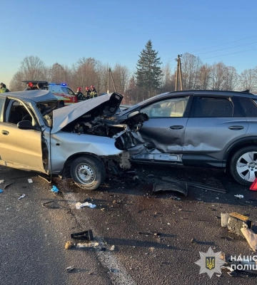 На Львівщині внаслідок зіткнення трьох автомобілів постраждали двоє водіїв. ФОТО