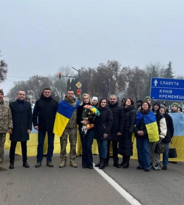 В Острозі зустріли захисника після полону та реабілітації (ФОТО)