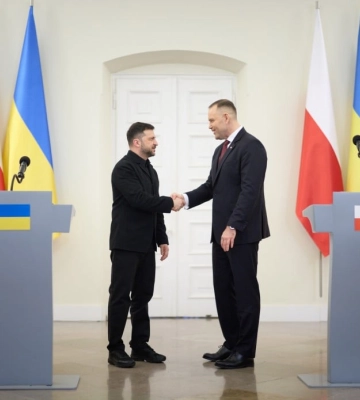 ЗМІ пишуть, що Навроцький подарував Зеленському "Документи Волинського злочину": чи правда це