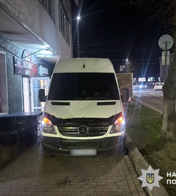 У Хмельницькому мікроавтобус на тротуарі збив стареньку жінку, яка потрапила до лікарні