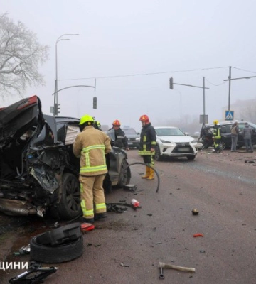 У Рівненській області на трасі Київ-Чоп сталася масштабна ДТП за участю 8 авто, є постраждалі