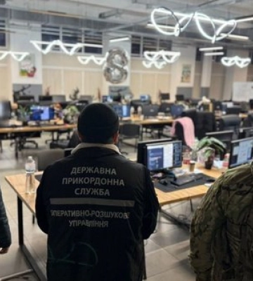 У Дніпрі припинено діяльність шахрайського кол-центру: "працювало" майже 100 операторів. ФОТОрепортаж