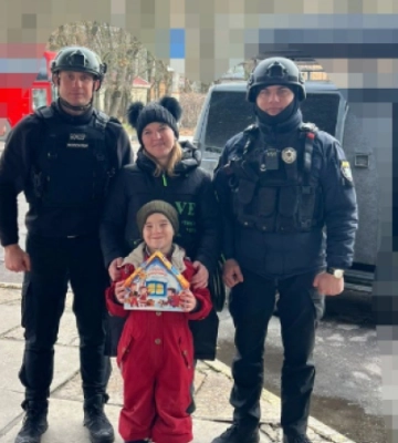 Дрони кружляли над будинком. З небезпечного району Херсона евакуювали матір з шестирічною дитиною