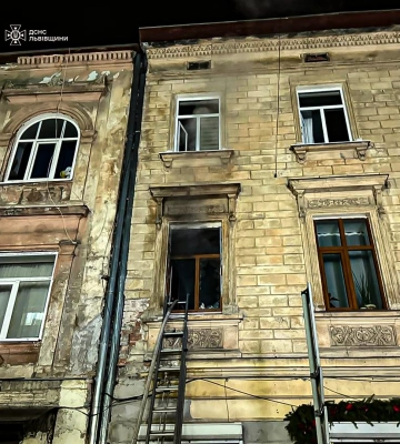 У Львові горіла квартира: надзвичайники врятували собаку