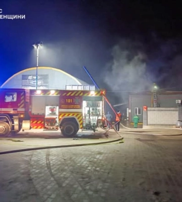 Рятувальники гасили пожежу на СТО у Рівному