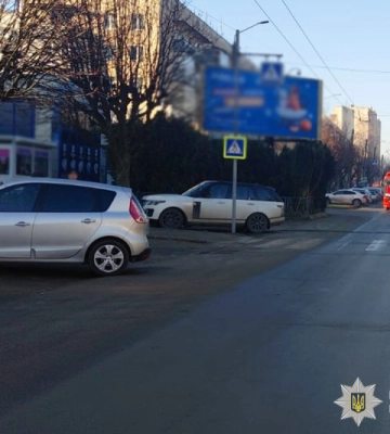 У Чернівцях автомобіль Renault Scenic під кермуванням пенсіонера збив молодика