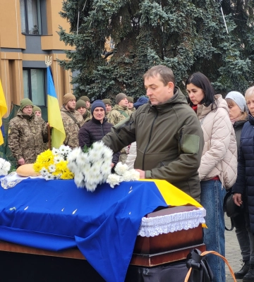 Незадовго до загибелі дізнався, що стане татом третьої доньки: на Волині попрощалися з Героєм Василем Сорокою